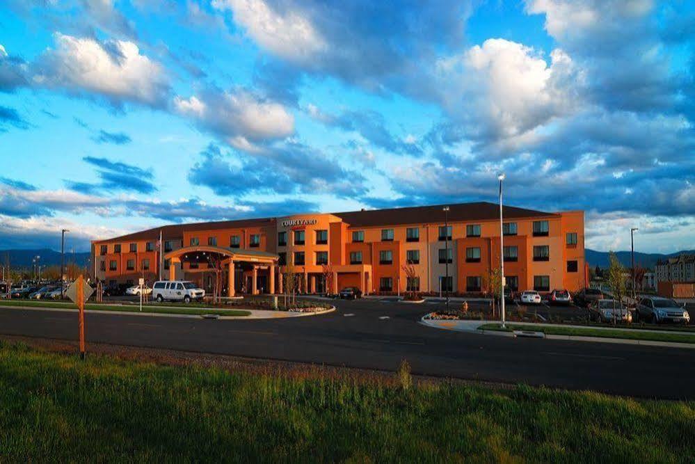 Courtyard Medford Airport Hotel Exterior photo